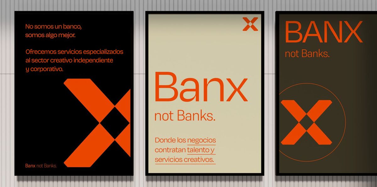 Tres carteles de BanxNotBanks en una pared. El primero dice «No somos un banco, somos algo mejor. Ofrecemos servicios especializados al sector creativo independiente y corporativo». El segundo dice «BanxNotBanks. Donde los negocios contratan talento y servicios creativos». El tercero dice «BanxNotBanks.» junto a la X de la marca.