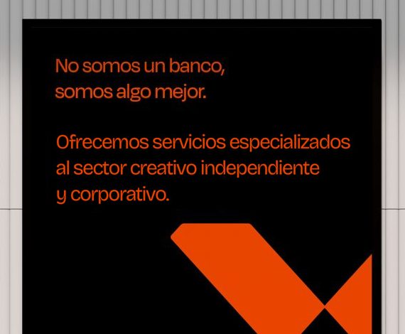 Cartel de BanxNotBanks que dice «No somos un banco, somos algo mejor. Ofrecemos servicios especializados al sector creativo independiente y corporativo».